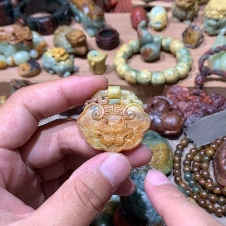 未镶嵌岫岩河磨玉（透闪石质玉）挂件