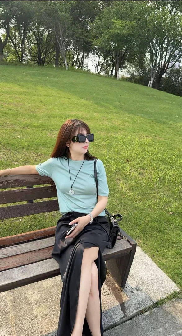 2025夏季新品桑蚕丝天丝百搭上衣时尚柔软纯色宽松圆领简约针织衫