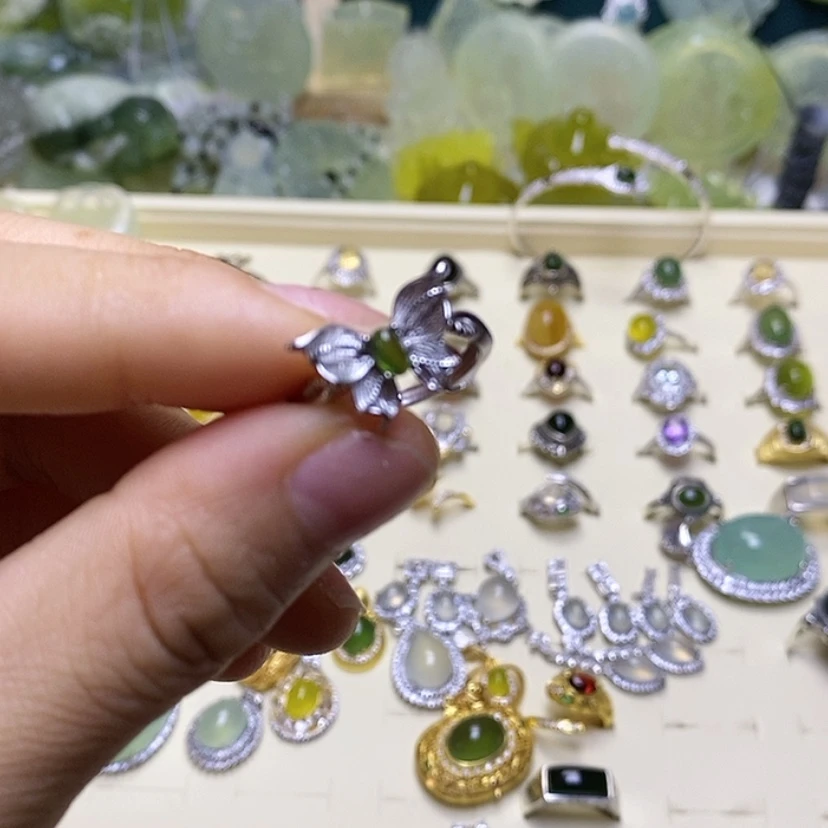 【闪购商品】蛇纹石玉颈饰未镶嵌乔****