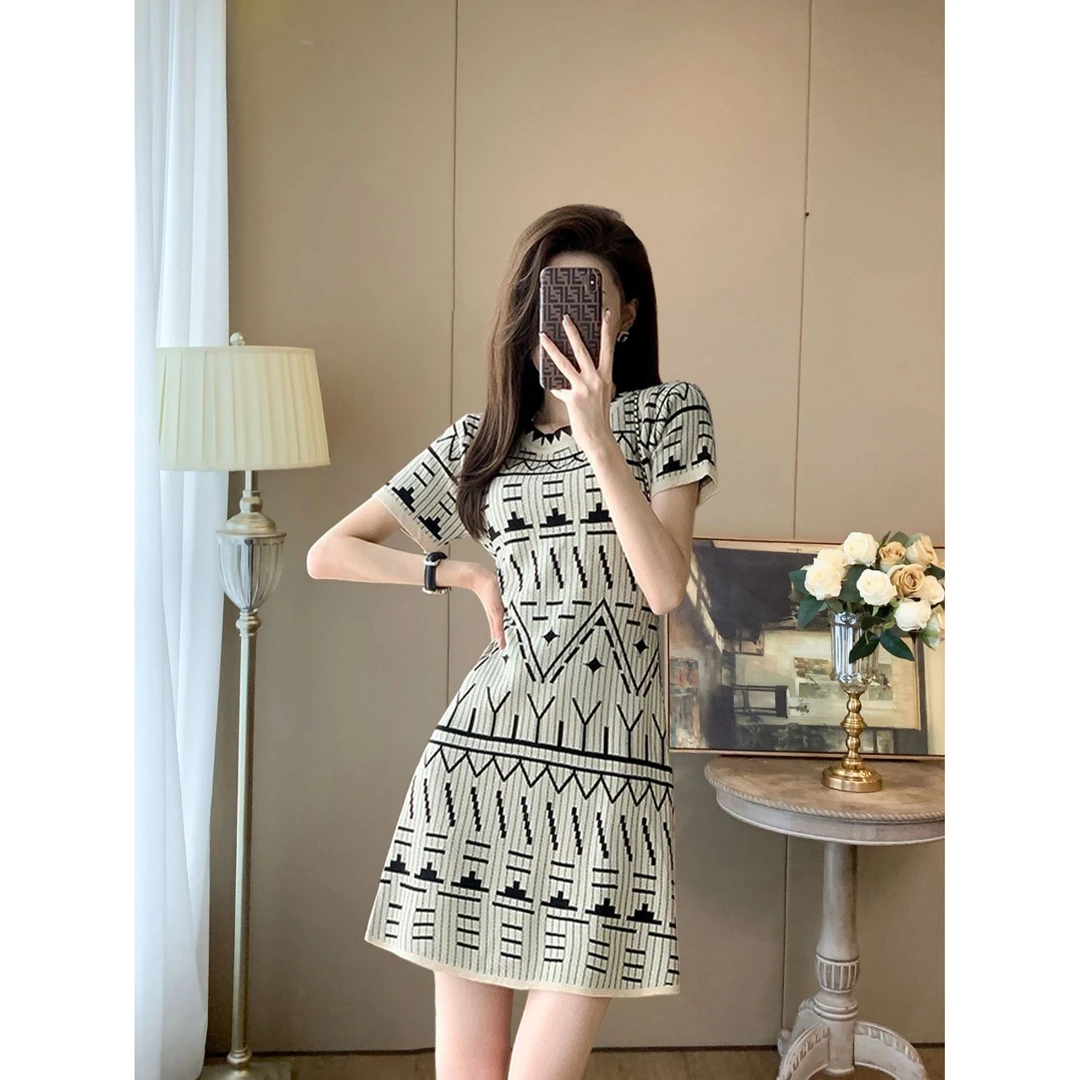 法式夏季新款短袖连衣裙复古撞色几何图案收腰显瘦圆领薄款A字裙