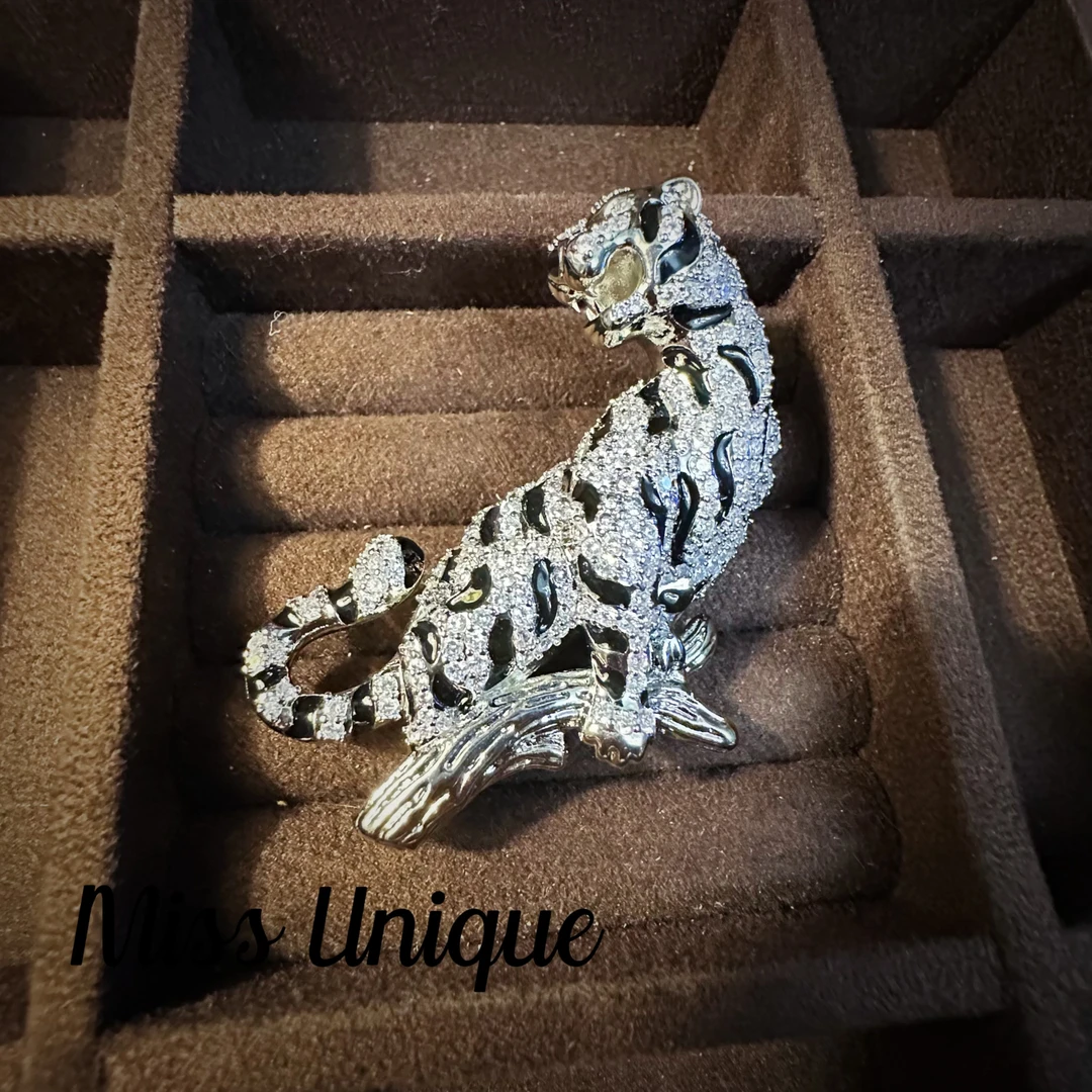 E927黑白斑纹老虎胸针