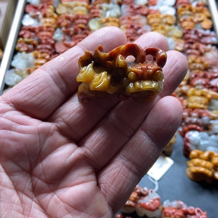 石英质玉（黄龙玉）未镶嵌颈饰