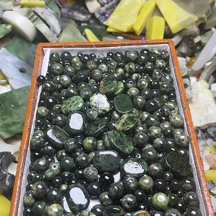 未镶嵌透闪石质玉珠宝奇石