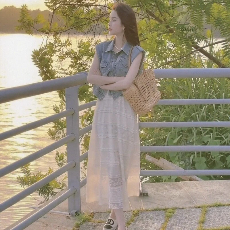 2025春夏新款法式度假风V领气质蕾丝吊带连衣裙搭牛仔马甲两件套