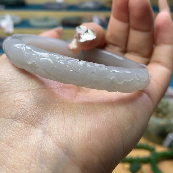 和田玉手镯60圈口。编号80未镶嵌