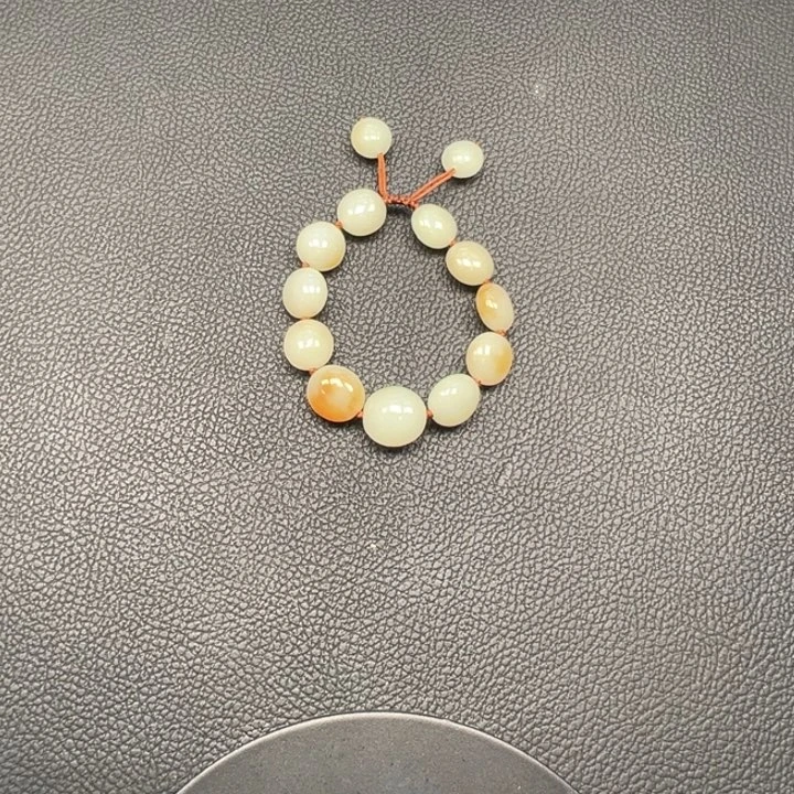 谷***店颈饰未镶嵌岫岩老玉（透闪石质玉）
