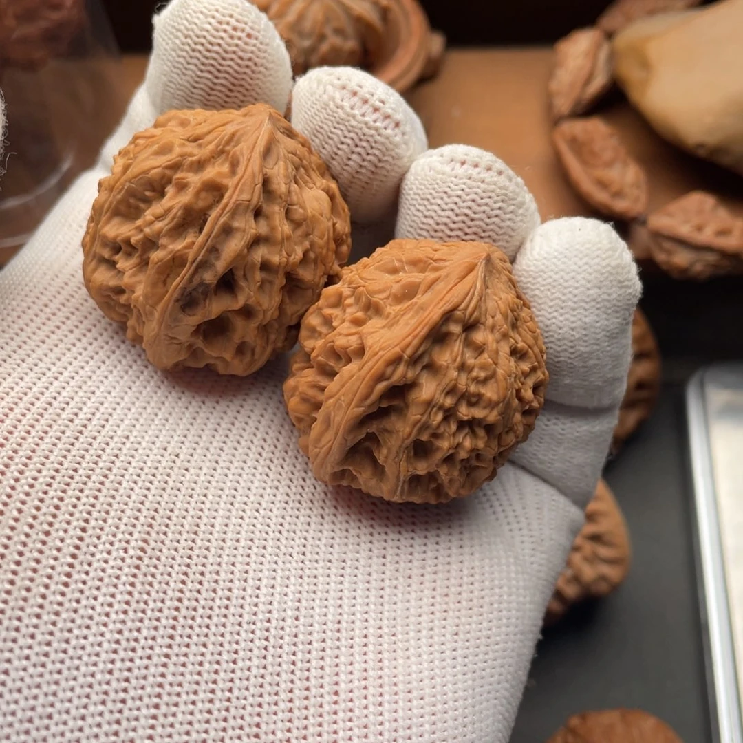 文玩核桃吊坠野牛