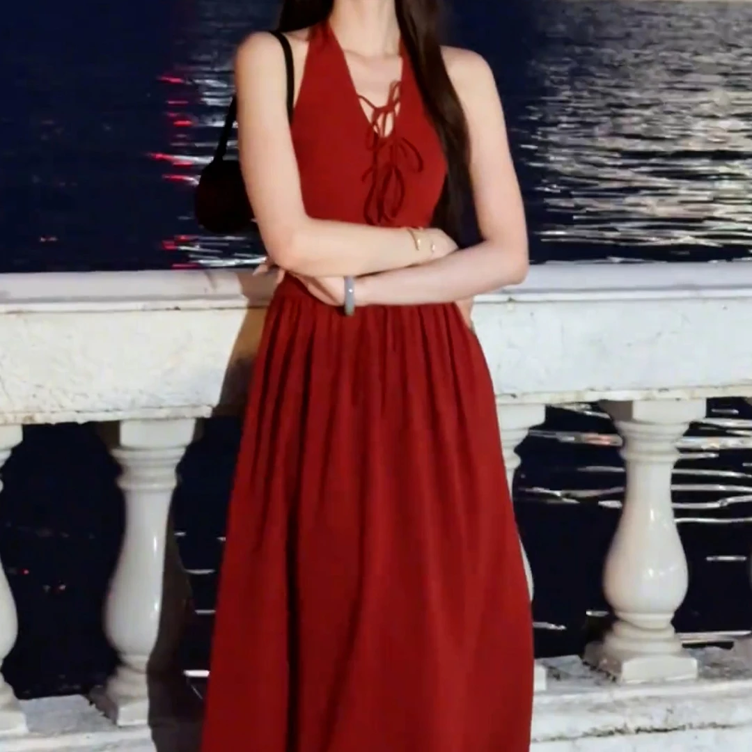 法式复古红色挂脖吊带连衣裙女夏季2025新款海边度假气质收腰长裙