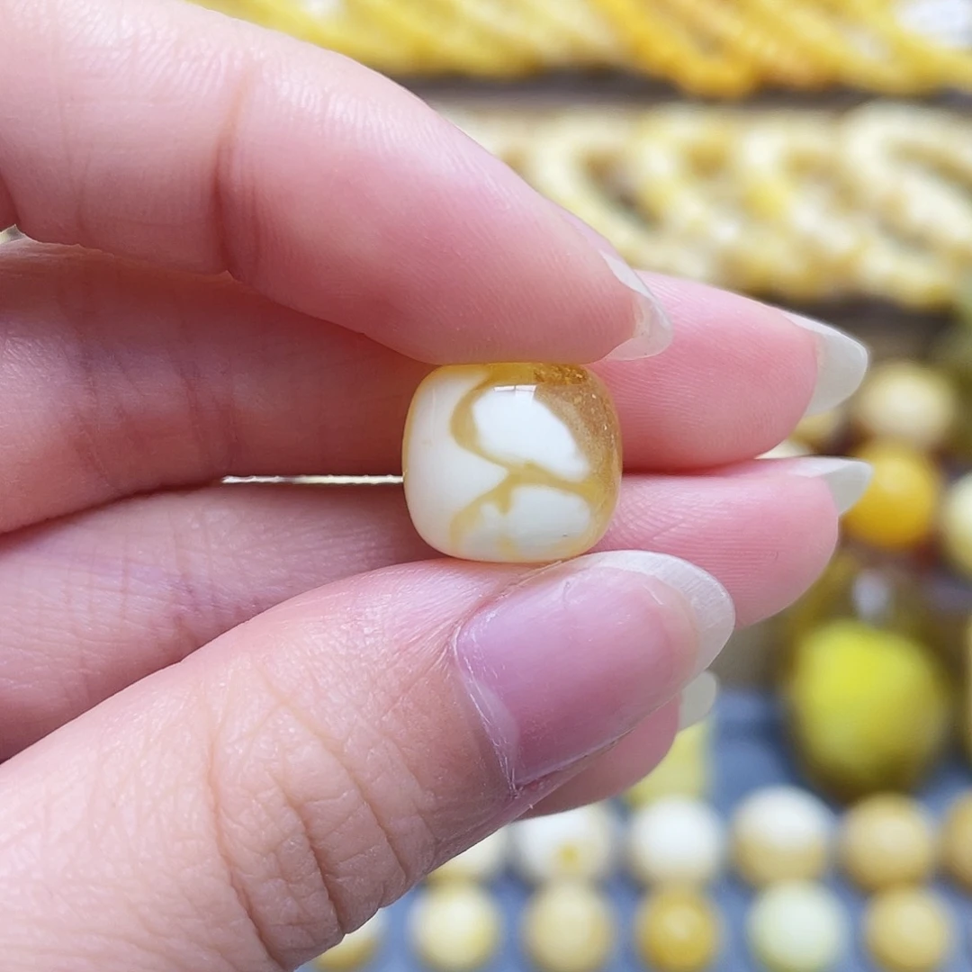 拖***野未镶嵌琥珀裸石12.6*11.5mm老型瑕疵