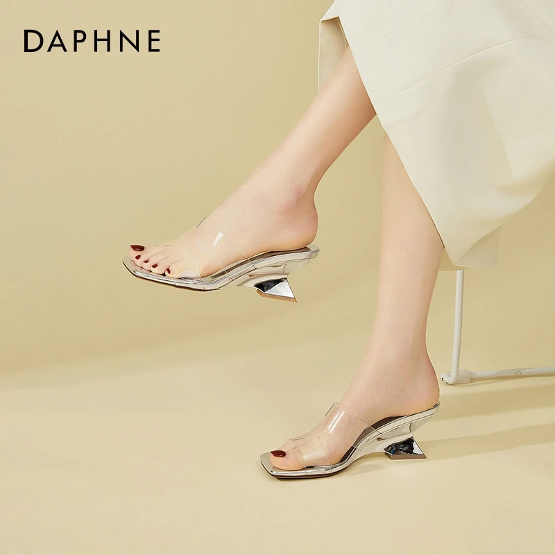 达芙妮一字拖鞋女2025新款夏季方头粗跟透明凉鞋外穿水晶高跟凉拖