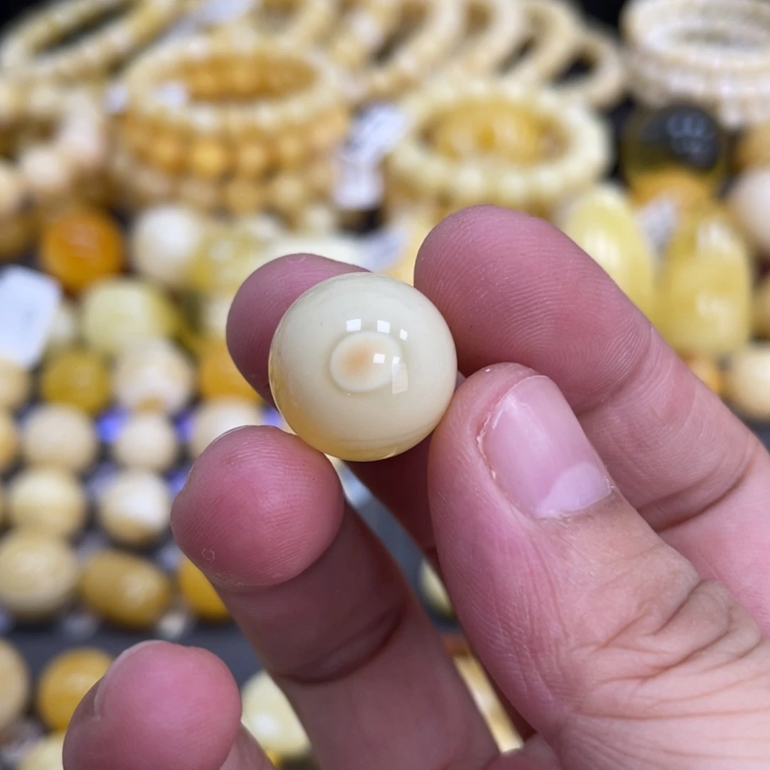 未镶嵌蜜蜡裸石15.6mm微瑕疵特色荧光