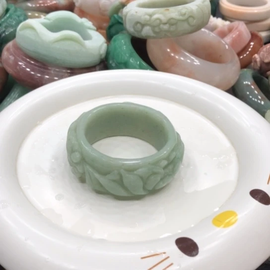 未镶嵌石英质玉珠宝半成品不****.