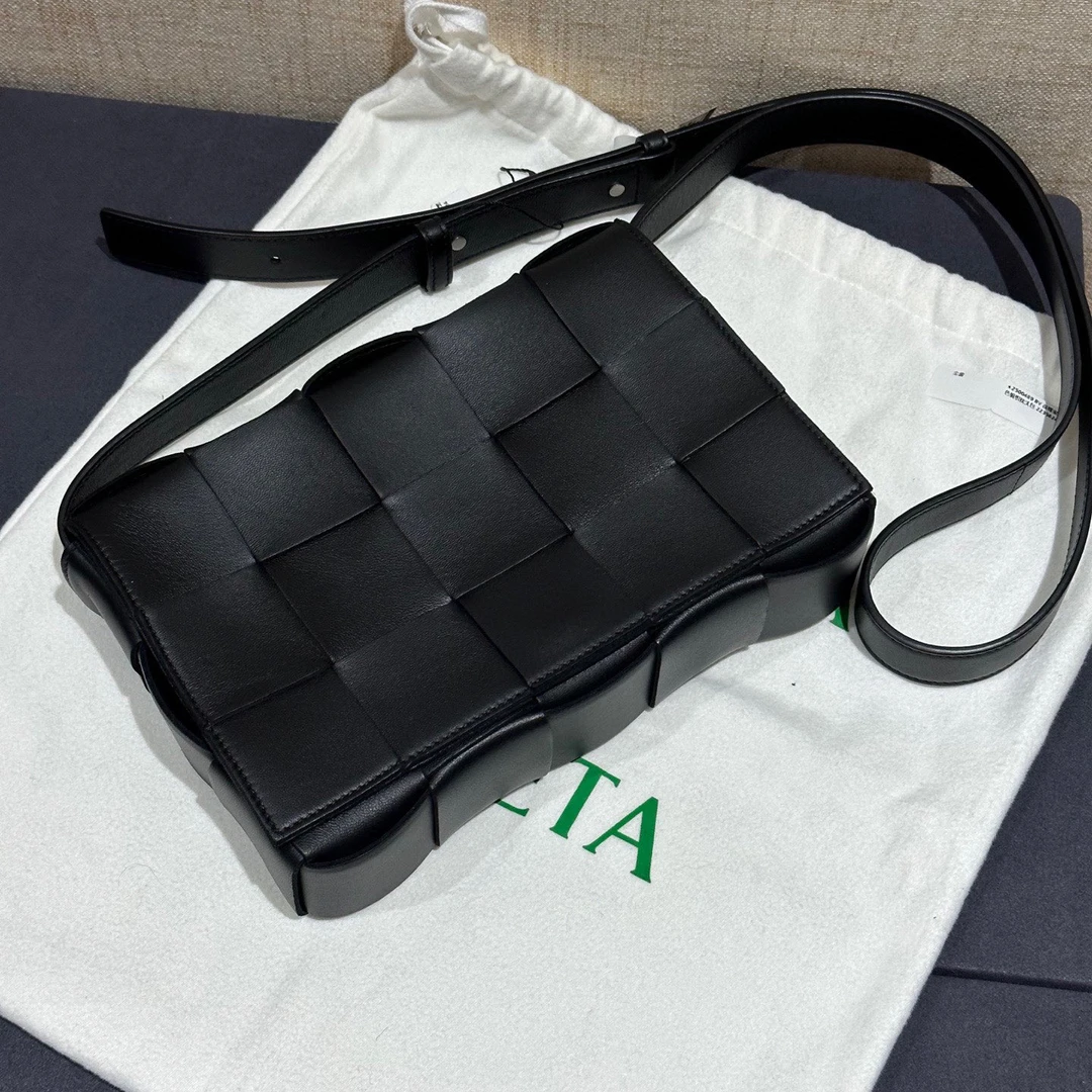 99新 BOTTEGA VENETA/葆蝶家 黑色15格编织枕头包