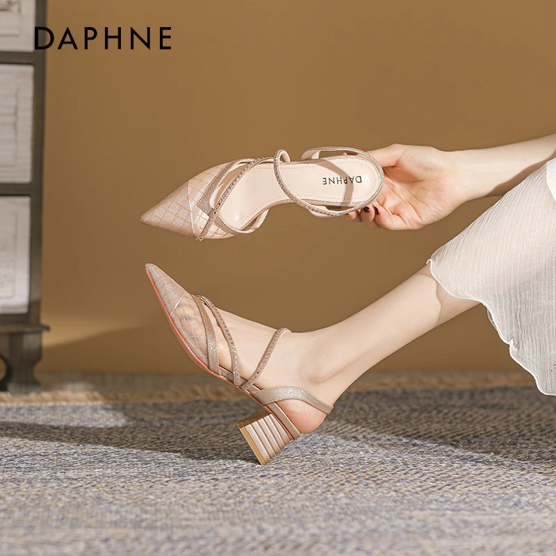 达芙妮百搭25年春季新款尖头粗跟网纱凉鞋法式浪漫时装鞋