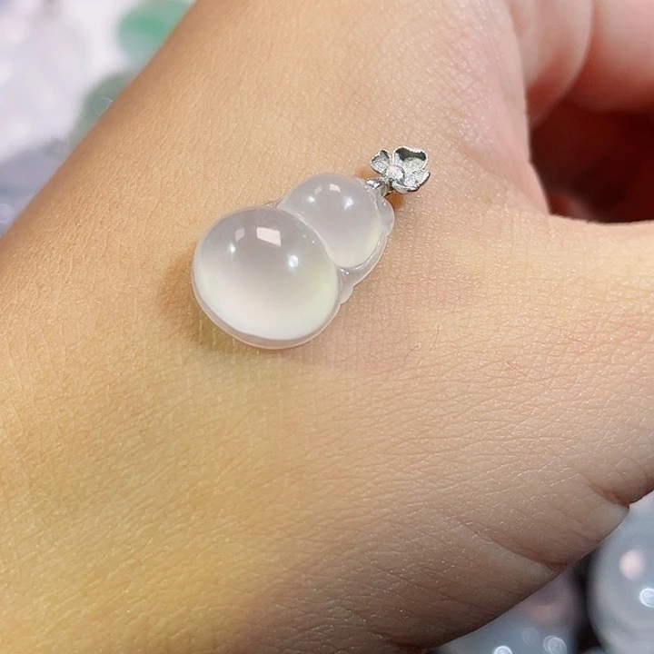 翡翠18K金镶嵌颈饰葫芦