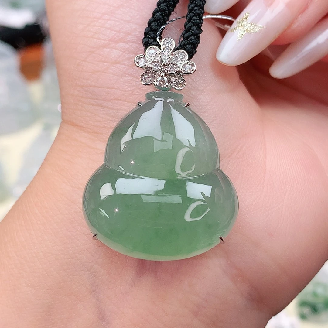 颈饰18K金镶嵌翡翠葫芦