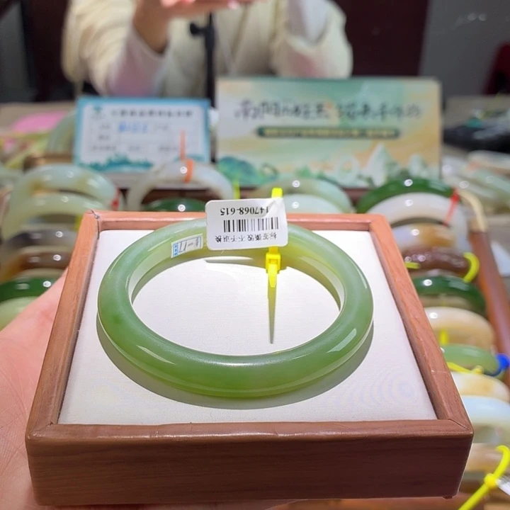 和田玉未镶嵌手镯36。 58