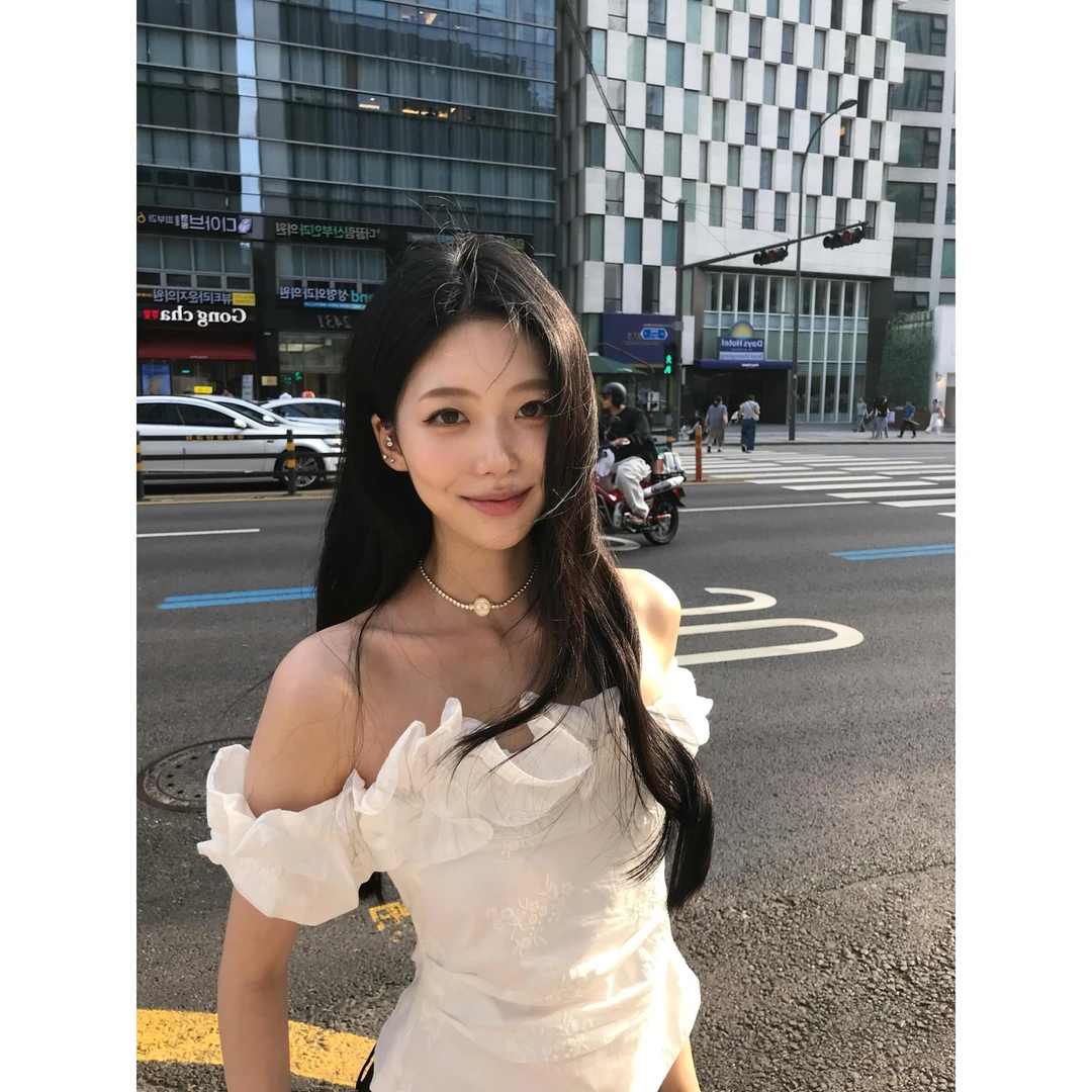 白色卷边一字肩提花上衣女夏2025新款修身百搭设计感小众纯欲衬衫