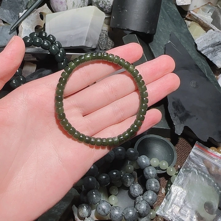 肖***鹿未镶嵌和田玉（青玉）珠宝半成品