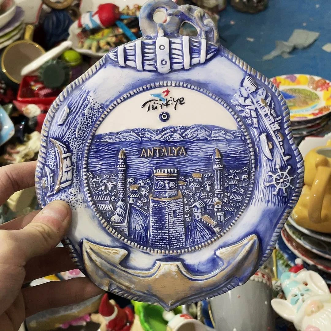 摆件   磕碰。封釉。