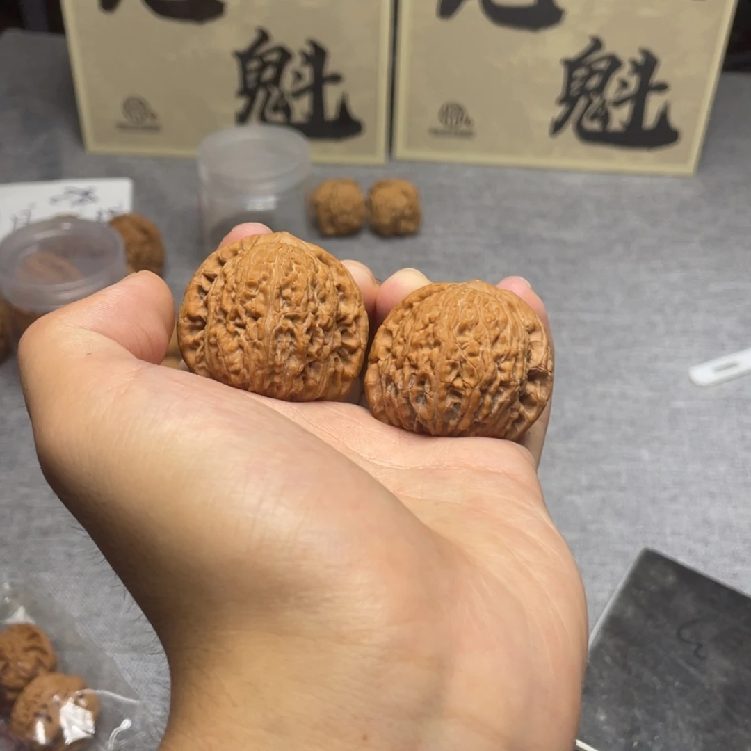 文玩核桃把件绣球 028