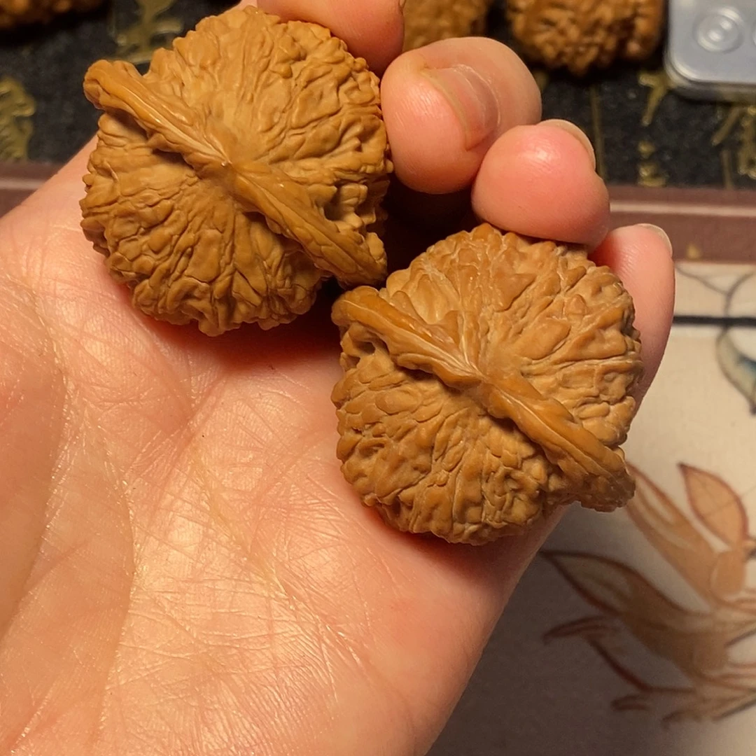 文玩核桃吊坠红狮子