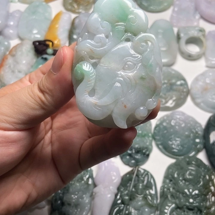 翡翠未镶嵌颈饰大象76