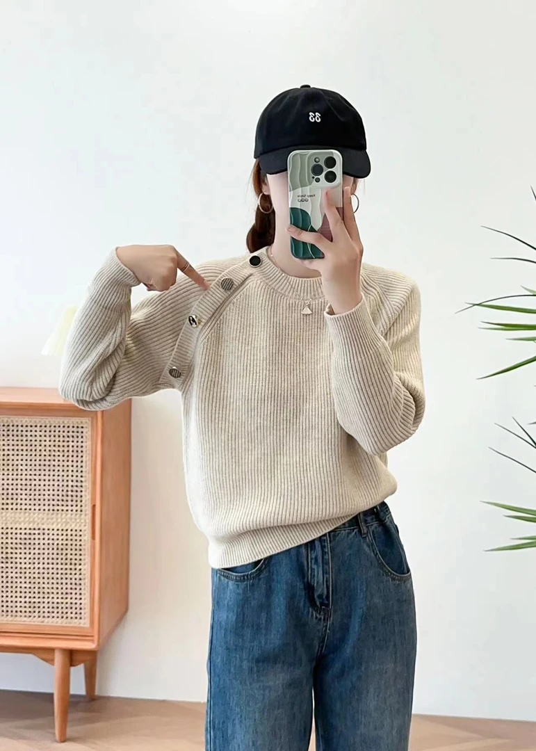 新款圆领时尚百搭斜扣女士套头针织衫