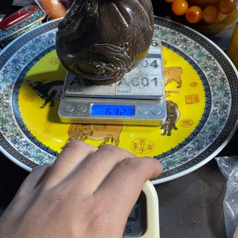 瓷片小*寻呼台的一个小女孩在一个