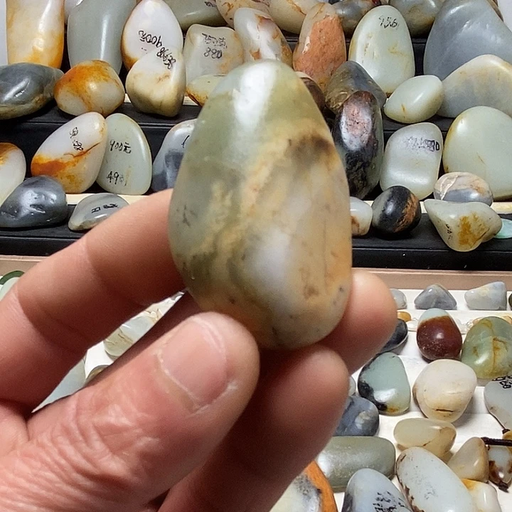 和田玉未镶嵌颈饰三色吊坠