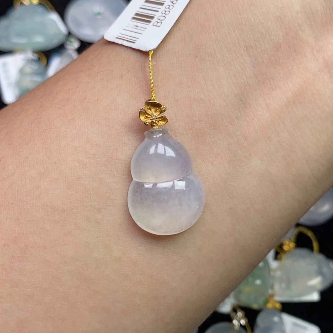 翡翠18K金镶嵌颈饰葫芦