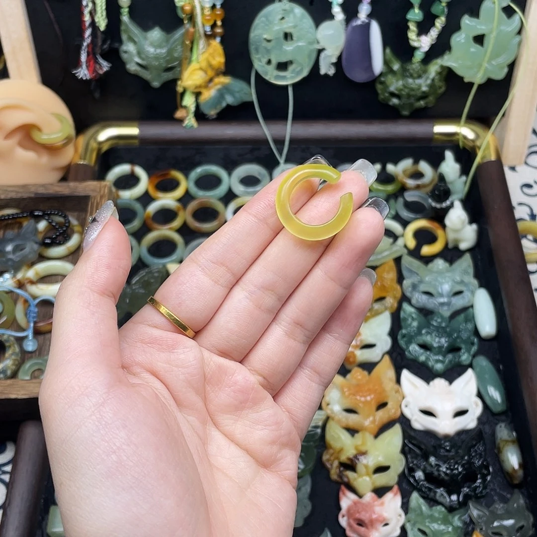 蛇纹石玉未镶嵌颈饰耳骨夹