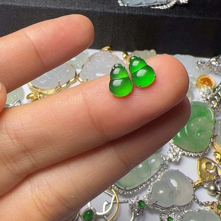 18K金镶嵌翡翠耳饰