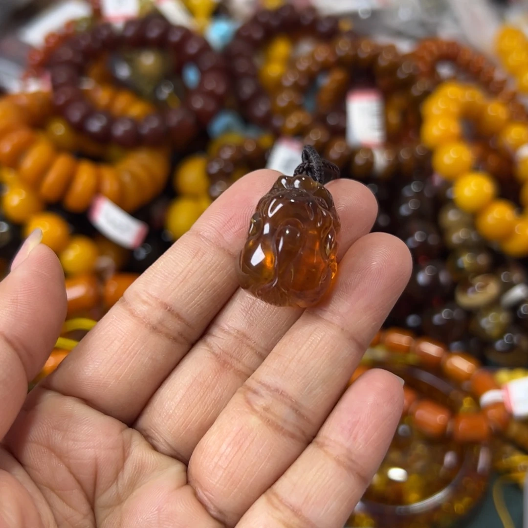 未镶嵌琥珀珠宝奇石480