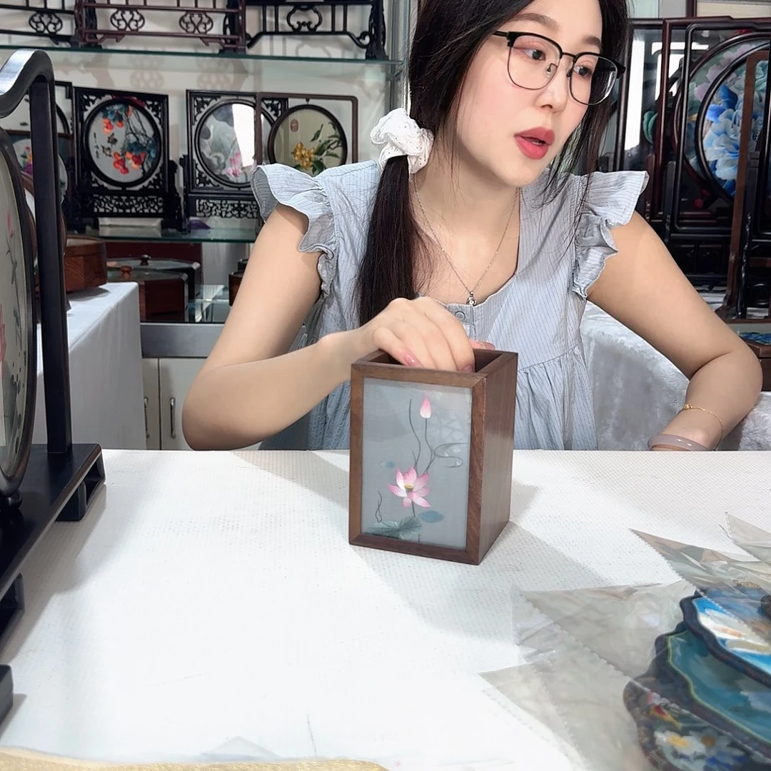 刺绣苏绣笔筒手工