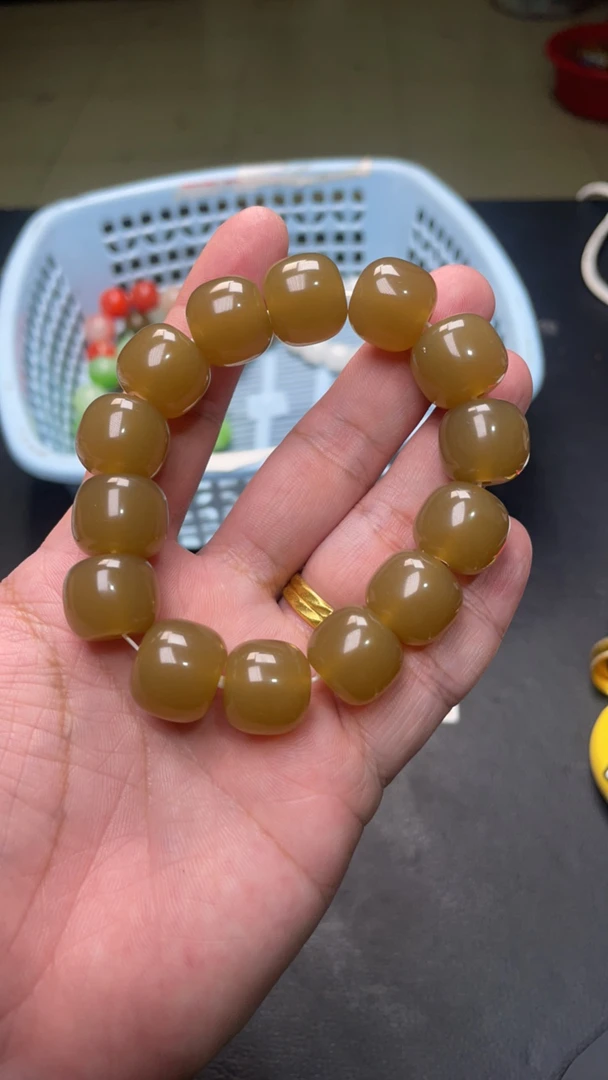 B366  16 老型黄糖手串
