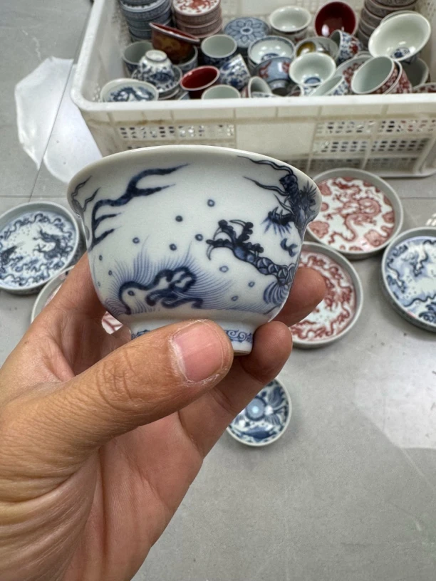 景德镇青花鱼化龙中号压手杯