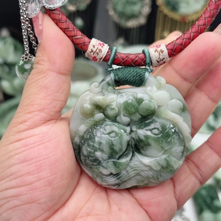 透闪石-蛇纹石玉未镶嵌颈饰