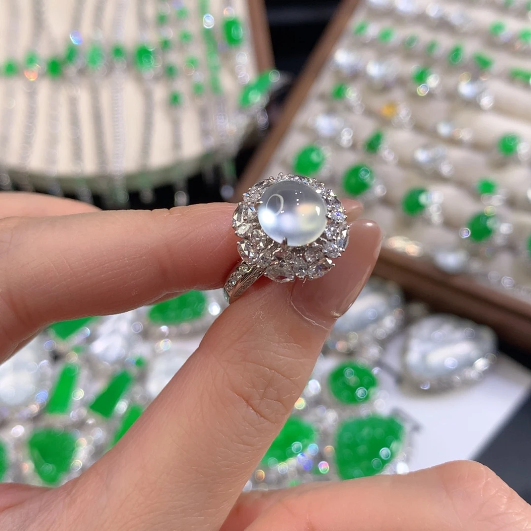 翡翠18K金镶嵌颈饰蛋面