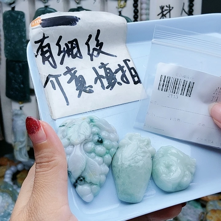 颈饰足铂镶嵌翡翠翡翠