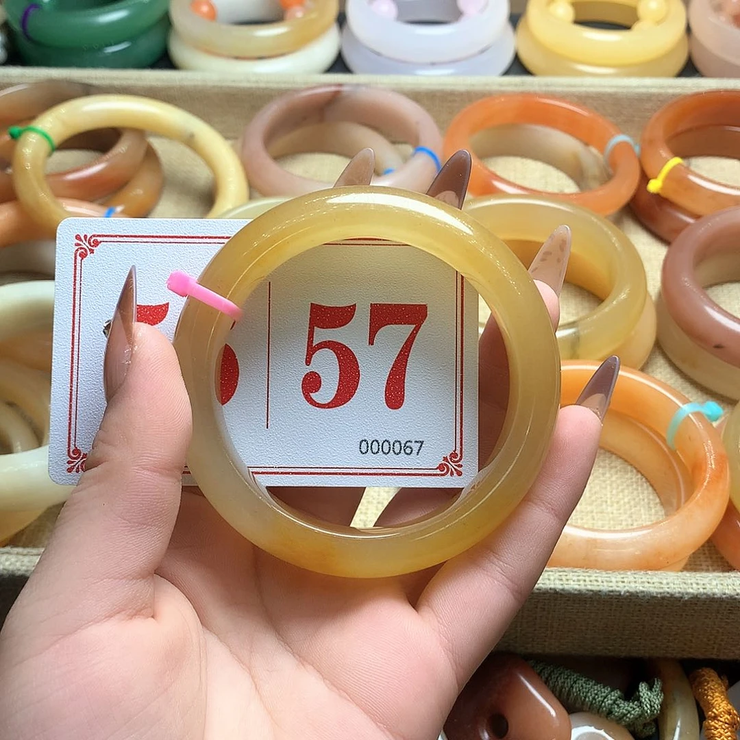 未镶嵌石英质玉（黄龙玉）手镯