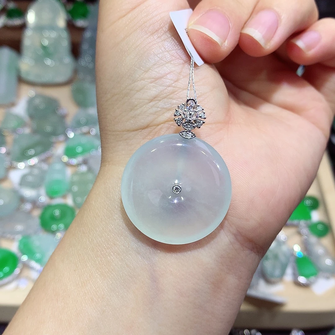 翡翠18K金镶嵌颈饰扣子