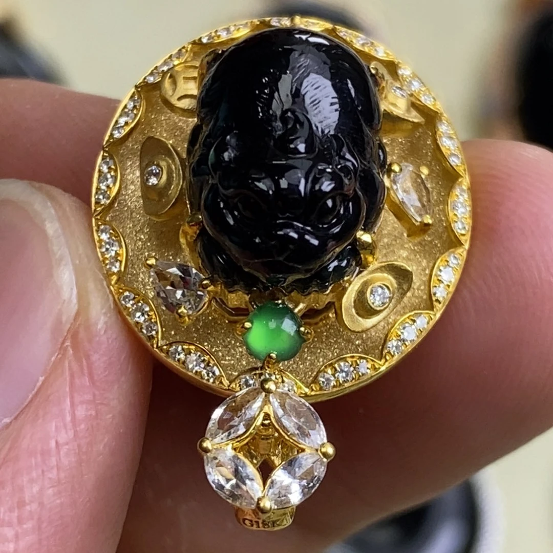 翡翠颈饰18K金镶嵌墨翠貔貅