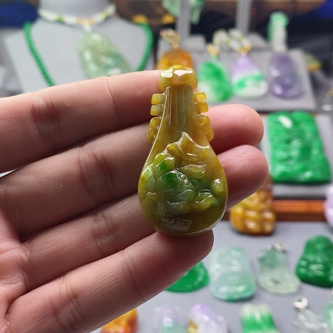 翡翠未镶嵌吊坠(赠链)