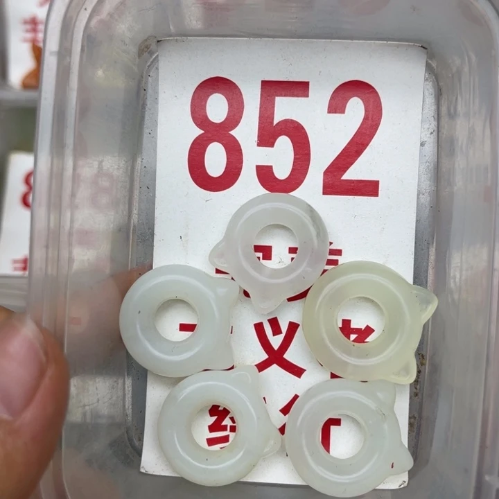 蛇纹石玉未镶嵌挂坠