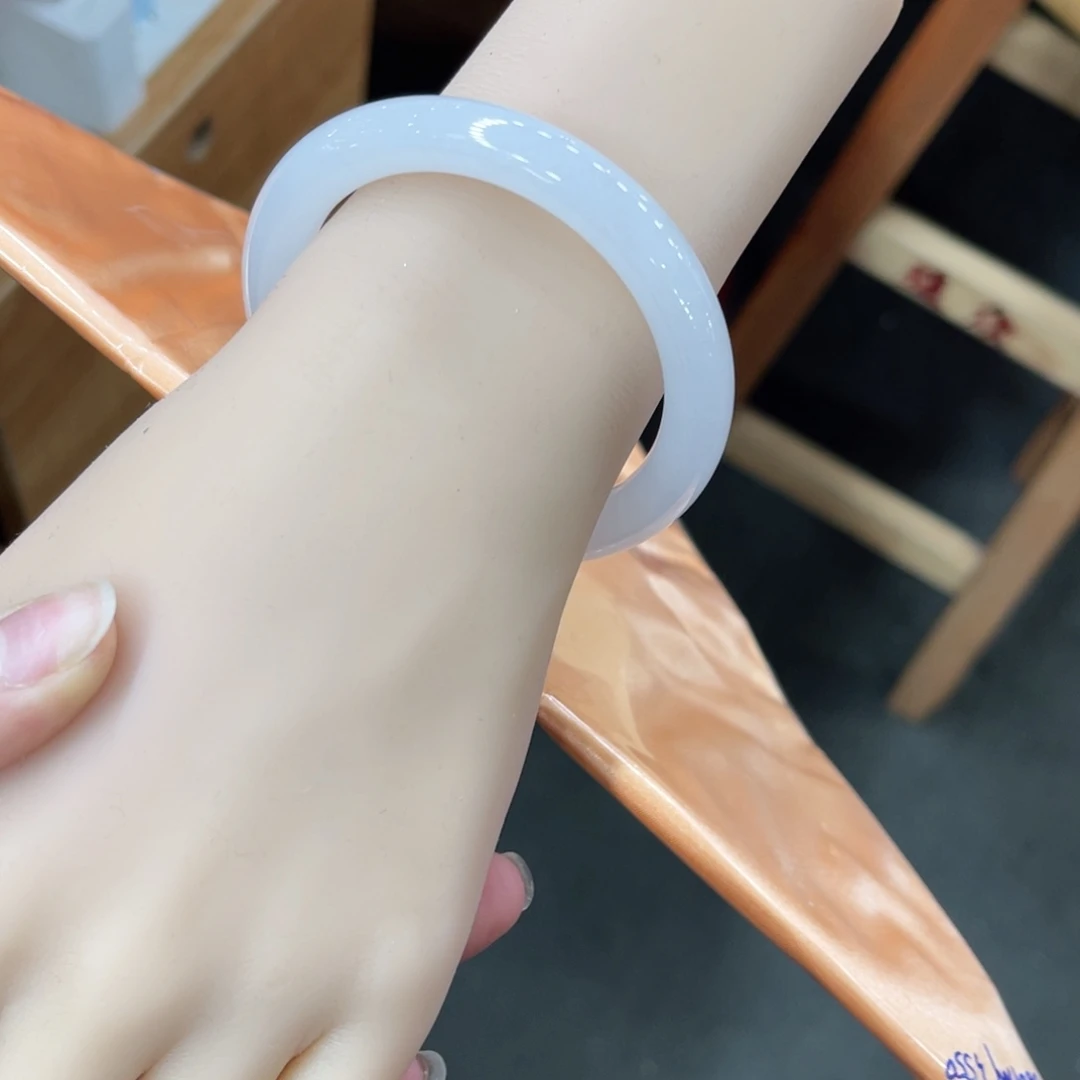 翡翠手镯未镶嵌翡翠