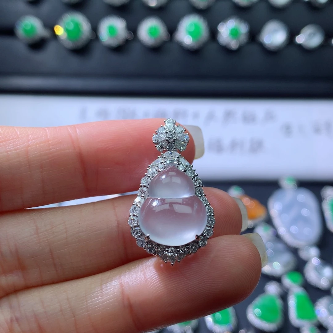 颈饰18K金镶嵌翡翠伴钻