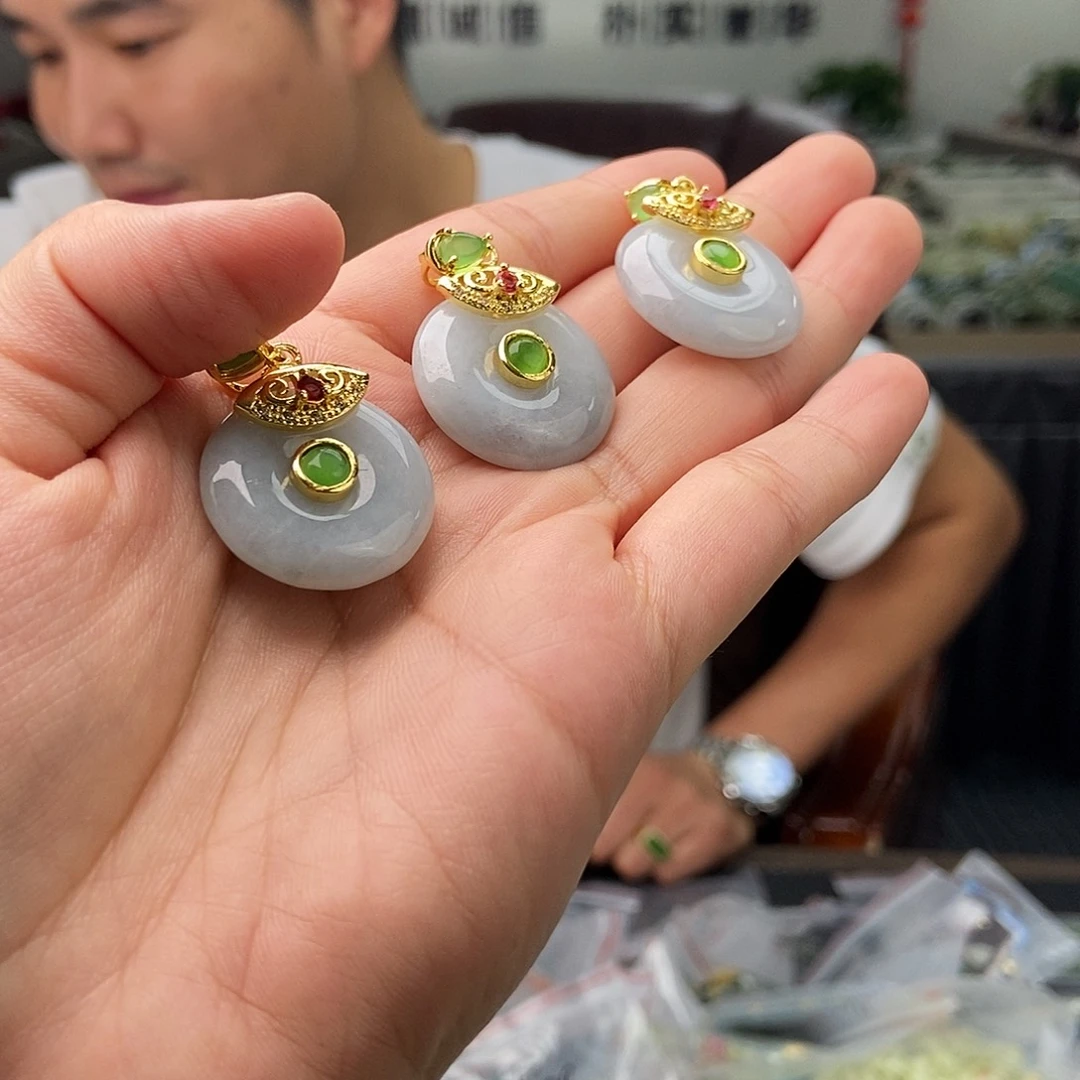 颈饰未镶嵌翡翠颜色多样性发拍一发一