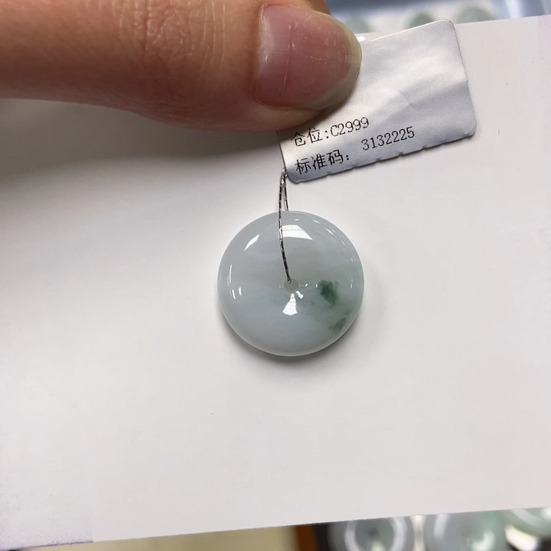 翡翠颈饰未镶嵌所****?平安扣