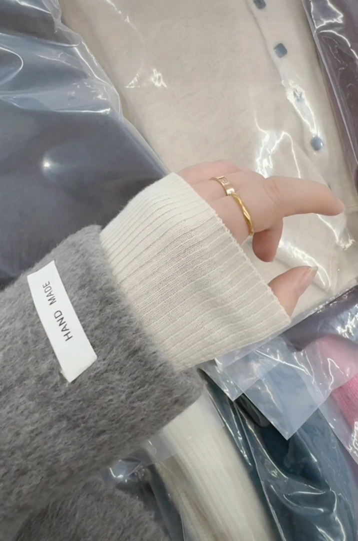 米蓝家名殿！巨百搭～今年的第一件柔白堆堆领坑条打底衫060